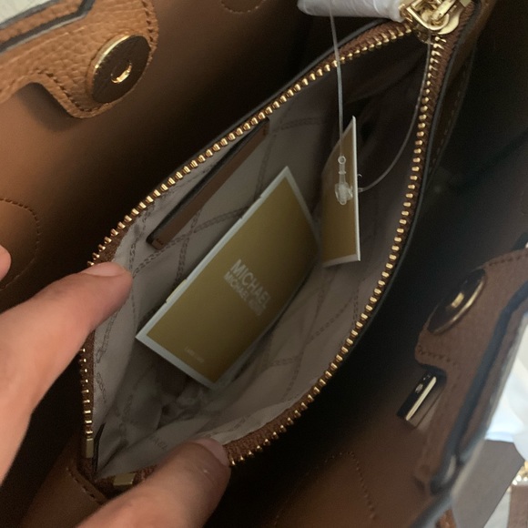 New MK ♥️ crossbody/ satchel - Picture 7 of 9